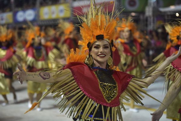 Rosas de Ouro, escola de samba da Serra, fala sobre a luta do povo negro  por Rodrigo Gavini