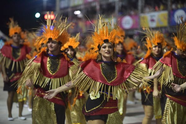 Rosas de Ouro, escola de samba da Serra, fala sobre a luta do povo negro  por Rodrigo Gavini