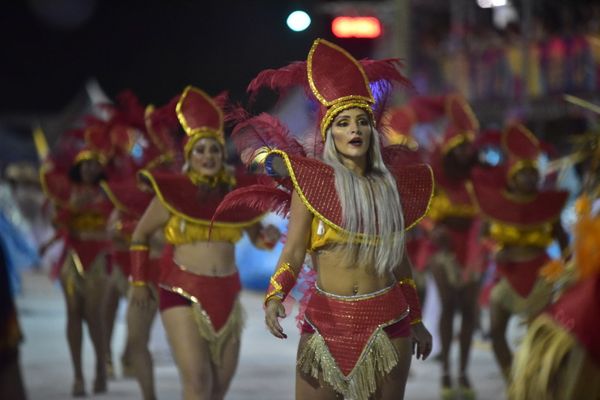 Rosas de Ouro, escola de samba da Serra, fala sobre a luta do povo negro  por Rodrigo Gavini