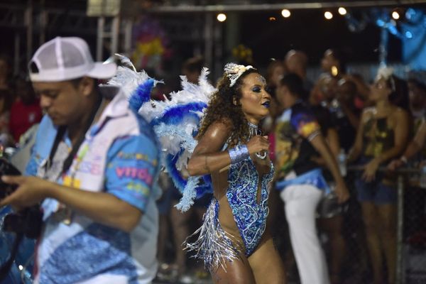Rosas de Ouro, escola de samba da Serra, fala sobre a luta do povo negro  por Rodrigo Gavini