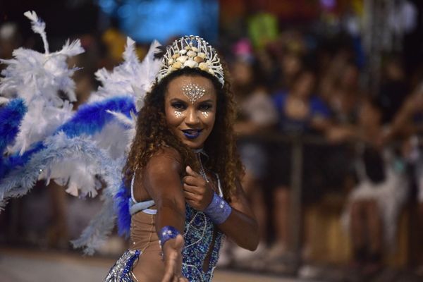 Rosas de Ouro, escola de samba da Serra, fala sobre a luta do povo negro  por Rodrigo Gavini