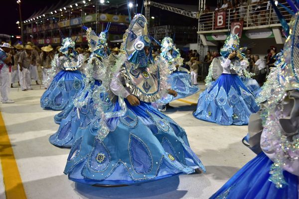 Rosas de Ouro, escola de samba da Serra, fala sobre a luta do povo negro  por Rodrigo Gavini