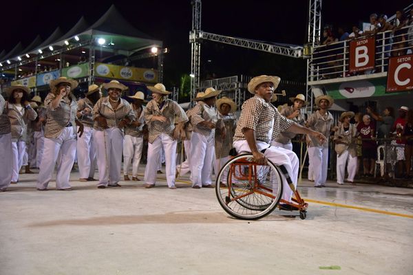 Rosas de Ouro, escola de samba da Serra, fala sobre a luta do povo negro  por Rodrigo Gavini