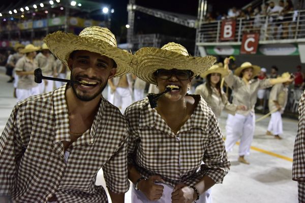 Rosas de Ouro, escola de samba da Serra, fala sobre a luta do povo negro  por Rodrigo Gavini
