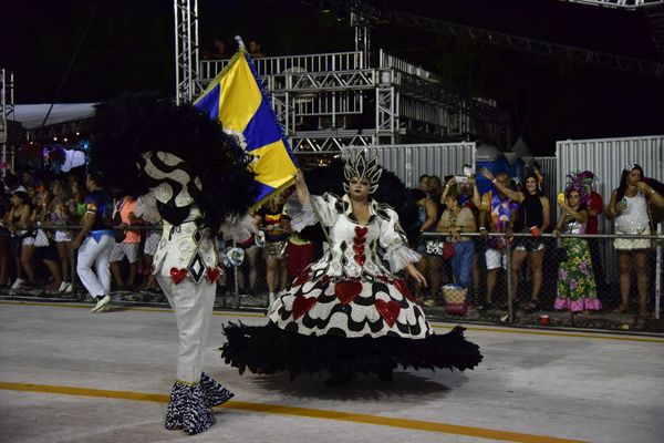 Rosas de Ouro, escola de samba da Serra, fala sobre a luta do povo negro  por Rodrigo Gavini