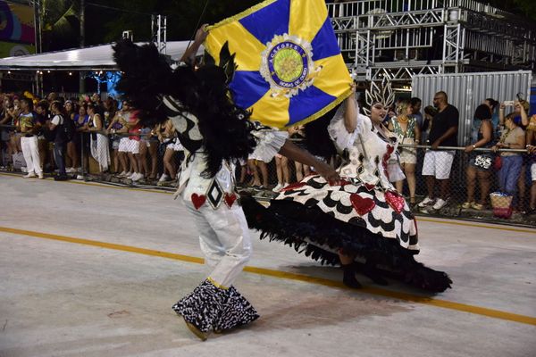 Rosas de Ouro, escola de samba da Serra, fala sobre a luta do povo negro  por Rodrigo Gavini