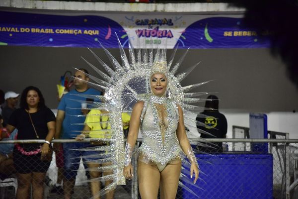 Rosas de Ouro, escola de samba da Serra, fala sobre a luta do povo negro  por Rodrigo Gavini