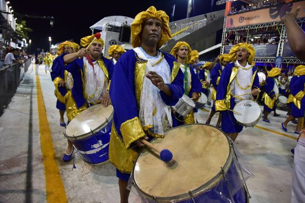 Rosas de Ouro, escola de samba da Serra, fala sobre a luta do povo negro  por Rodrigo Gavini