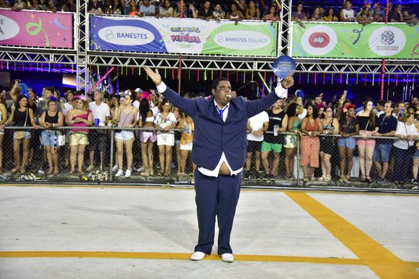 Rosas de Ouro, escola de samba da Serra, fala sobre a luta do povo negro  por Rodrigo Gavini