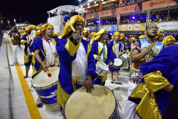 Rosas de Ouro, escola de samba da Serra, fala sobre a luta do povo negro  por Rodrigo Gavini