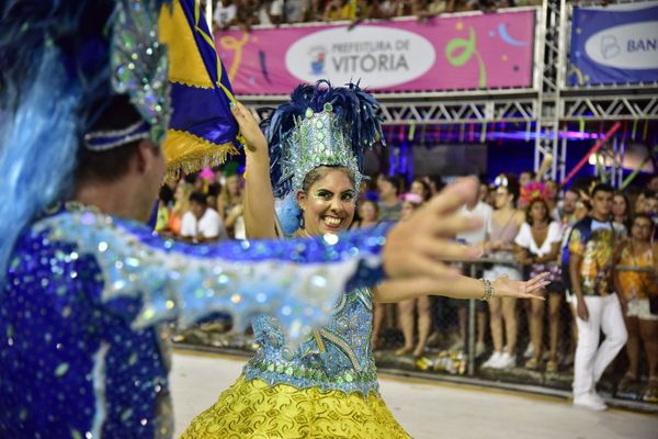 Rosas de Ouro, escola de samba da Serra, fala sobre a luta do povo negro  por Rodrigo Gavini