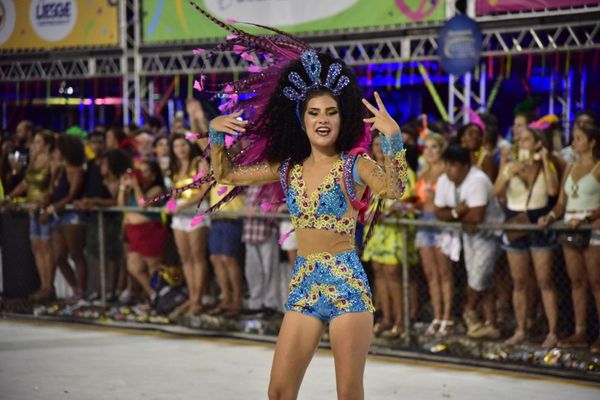 Rosas de Ouro, escola de samba da Serra, fala sobre a luta do povo negro  por Rodrigo Gavini