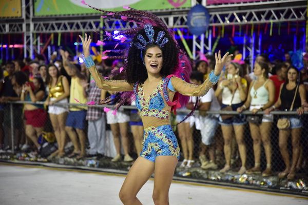 Rosas de Ouro, escola de samba da Serra, fala sobre a luta do povo negro  por Rodrigo Gavini