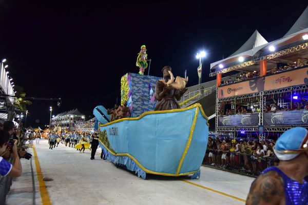 Rosas de Ouro, escola de samba da Serra, fala sobre a luta do povo negro  por Rodrigo Gavini
