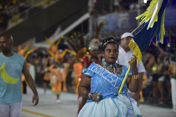 Rosas de Ouro, escola de samba da Serra, fala sobre a luta do povo negro  por Rodrigo Gavini