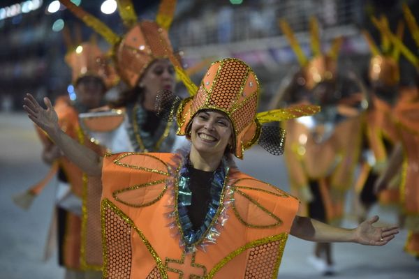 Rosas de Ouro, escola de samba da Serra, fala sobre a luta do povo negro  por Rodrigo Gavini