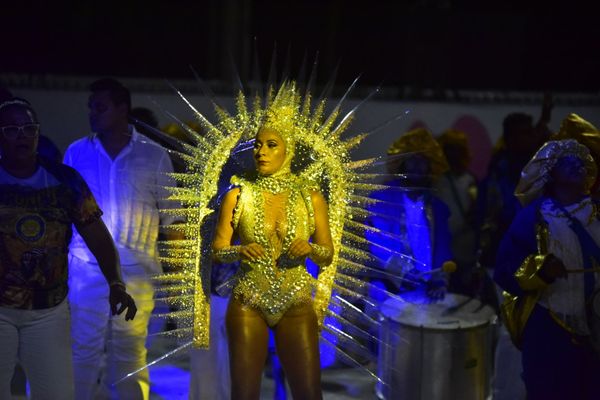 Rosas de Ouro, escola de samba da Serra, fala sobre a luta do povo negro  por Rodrigo Gavini