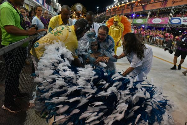 Porta-bandeira da Piedade passou mal e foi retirada do desfile por Fernando Madeira