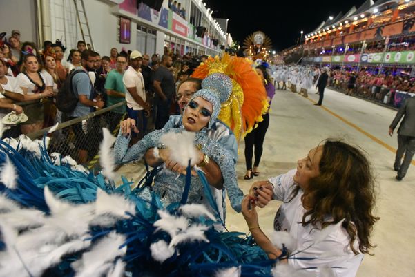 Porta-bandeira da Piedade passou mal e foi retirada do desfile por Fernando Madeira