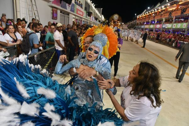 Porta-bandeira da Piedade passou mal e foi retirada do desfile por Fernando Madeira