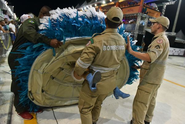 Porta-bandeira da Piedade passou mal e foi retirada do desfile por Fernando Madeira
