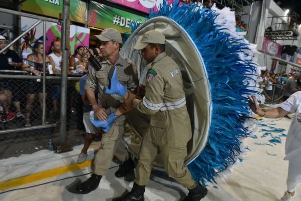 Porta-bandeira da Piedade passou mal e foi retirada do desfile por Fernando Madeira