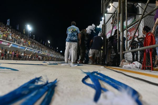 Porta-bandeira da Piedade passou mal e foi retirada do desfile por Fernando Madeira