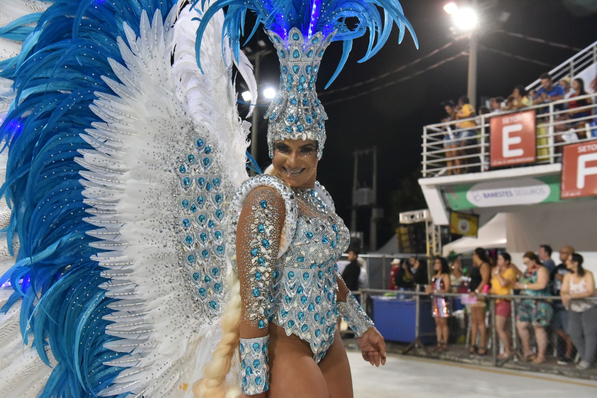 Beldades dão show nos desfiles no Sambão do Povo