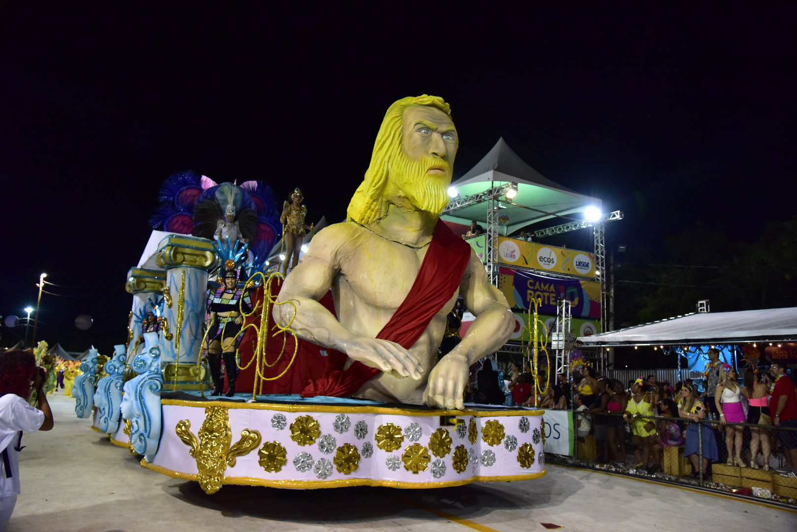 Unidos de Barreiros contagia Sambão do Povo com a magia do tempo