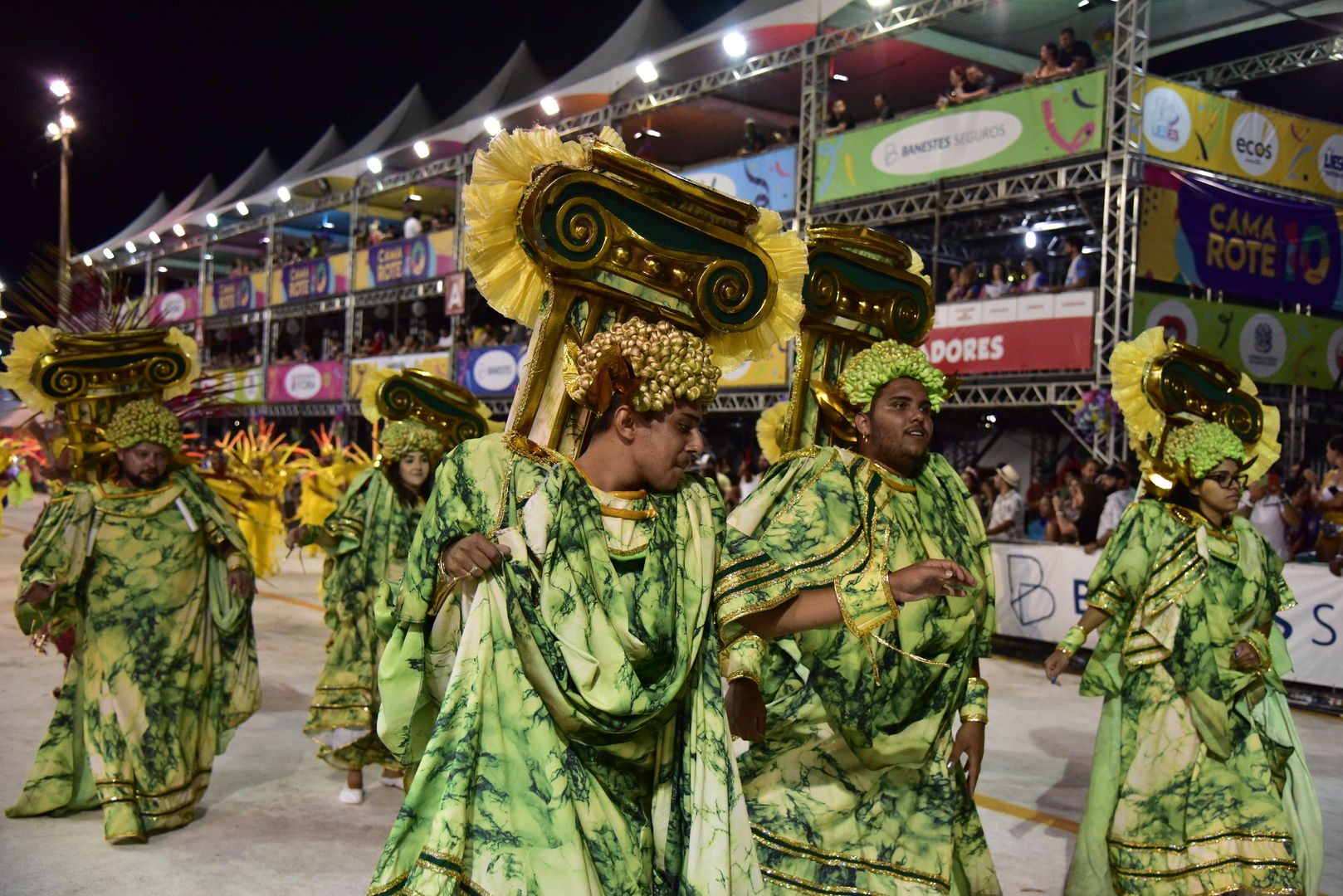 Unidos de Barreiros contagia Sambão do Povo com a magia do tempo