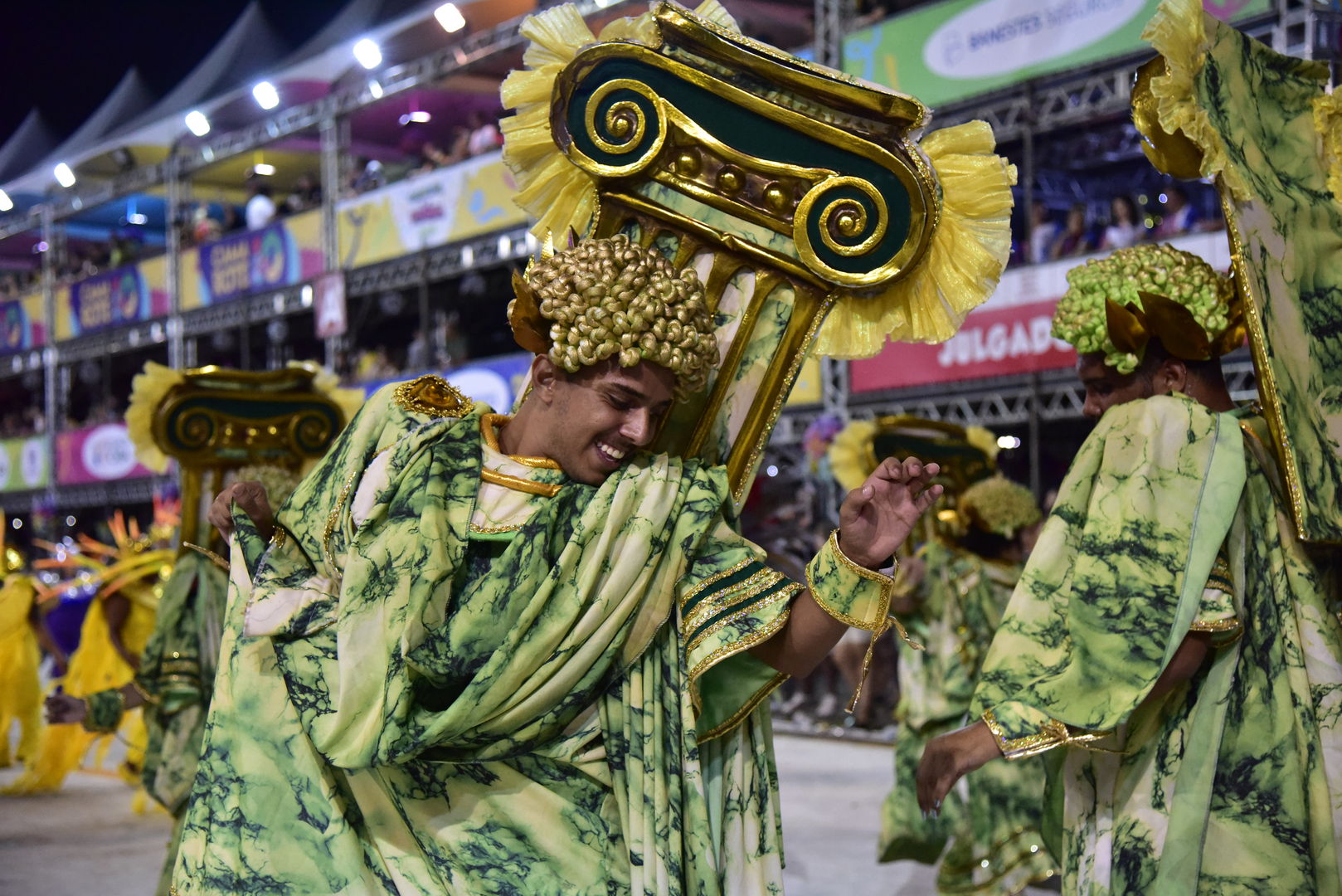 Unidos de Barreiros contagia Sambão do Povo com a magia do tempo