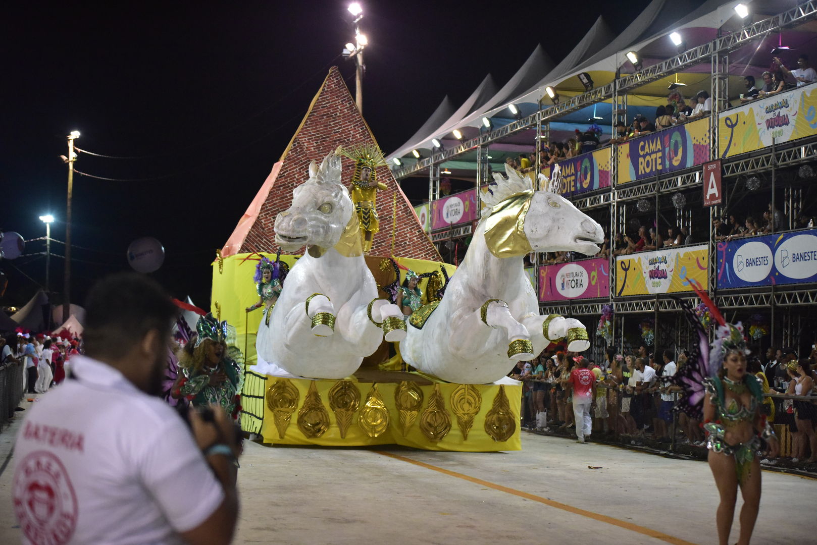 Unidos de Barreiros contagia Sambão do Povo com a magia do tempo