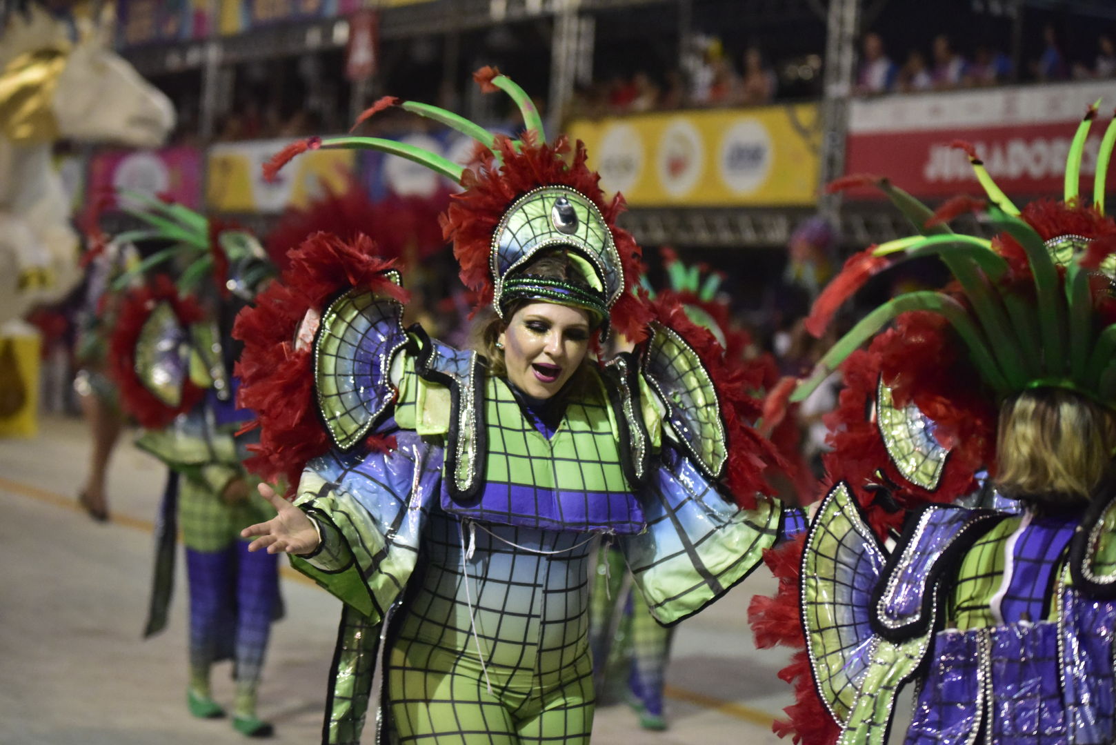 Unidos de Barreiros contagia Sambão do Povo com a magia do tempo