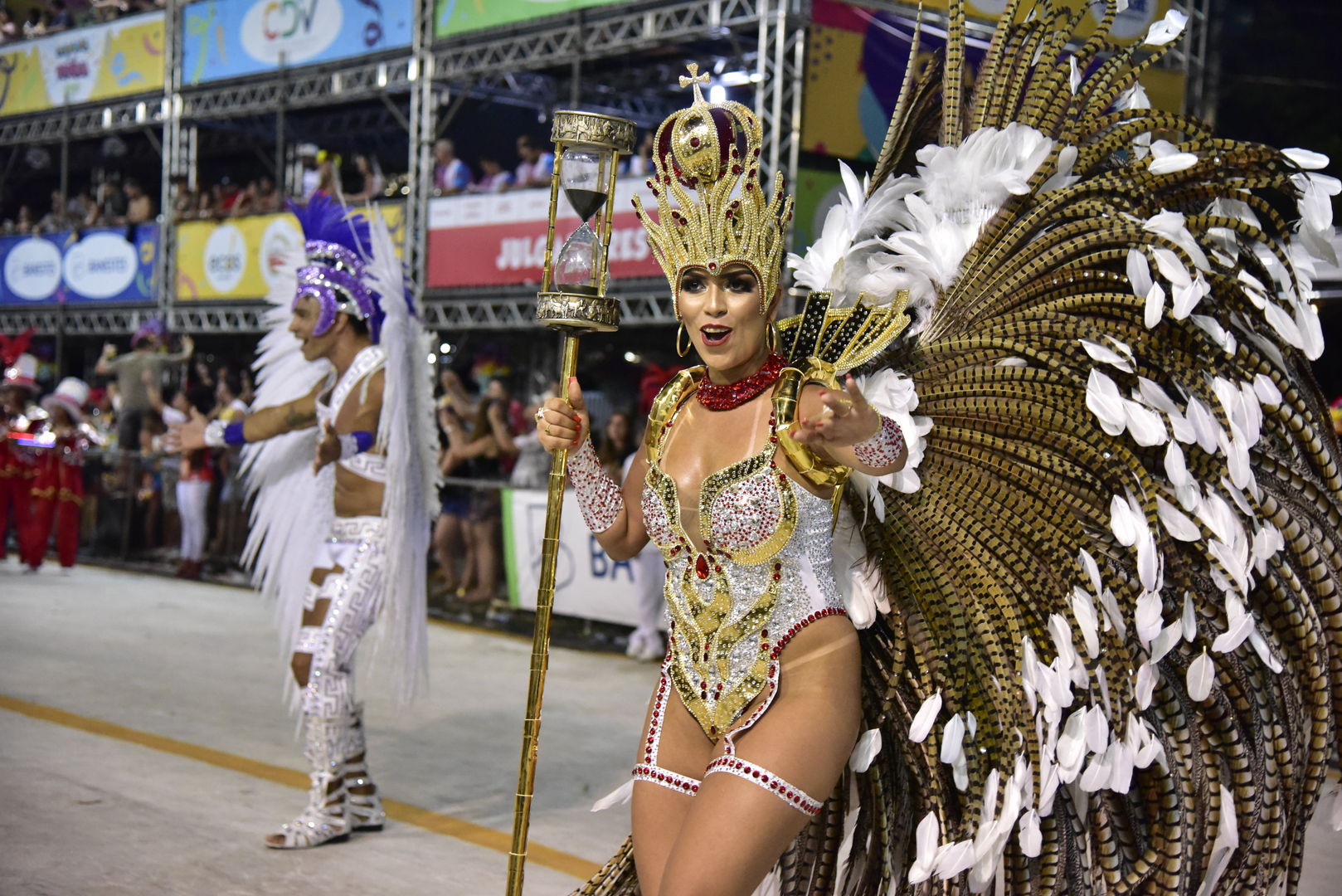 Unidos de Barreiros contagia Sambão do Povo com a magia do tempo