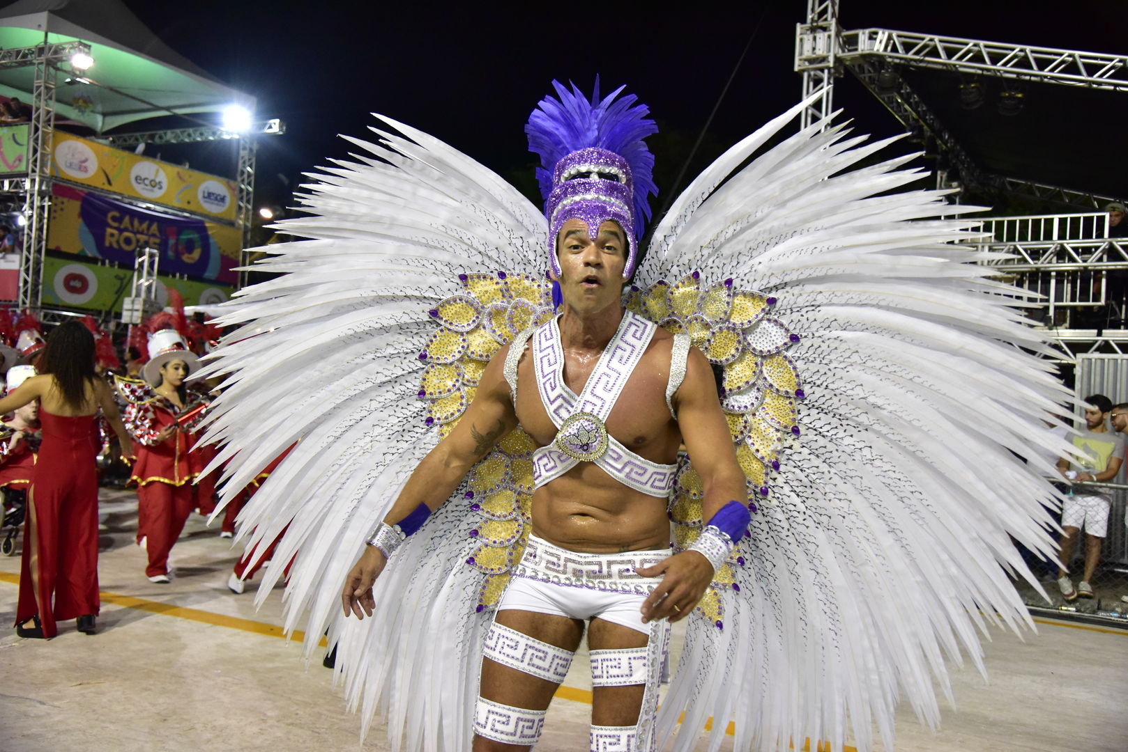 Unidos de Barreiros contagia Sambão do Povo com a magia do tempo