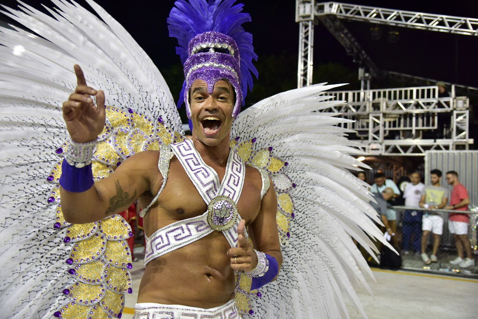 Unidos de Barreiros contagia Sambão do Povo com a magia do tempo