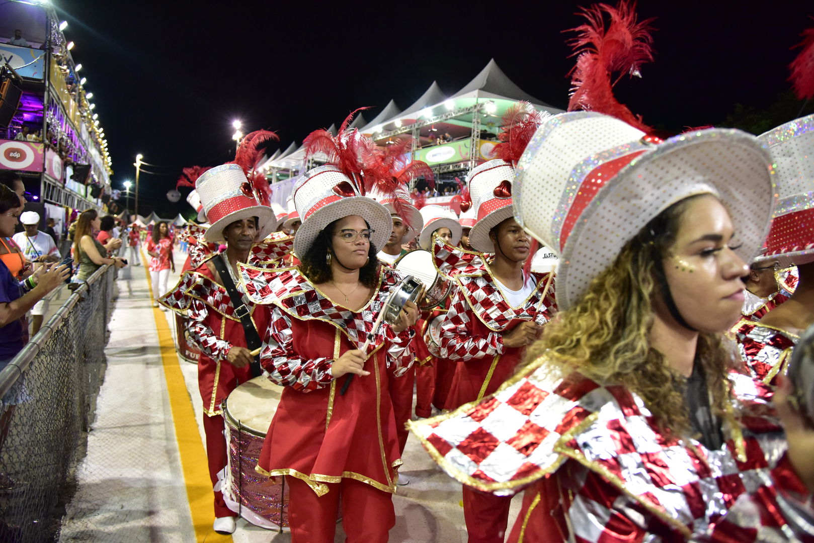 Unidos de Barreiros contagia Sambão do Povo com a magia do tempo