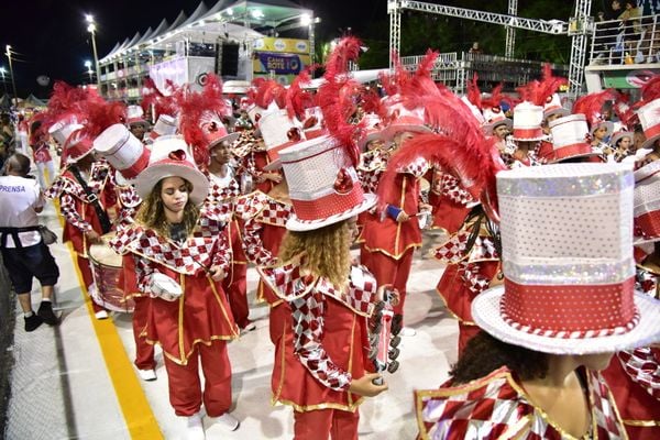 Unidos de Barreiros contagia Sambão do Povo com a magia do tempo por Rodrigo Gavini