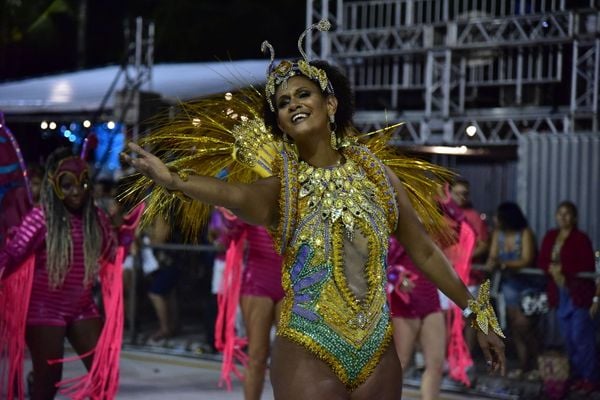 Unidos de Barreiros contagia Sambão do Povo com a magia do tempo por Rodrigo Gavini