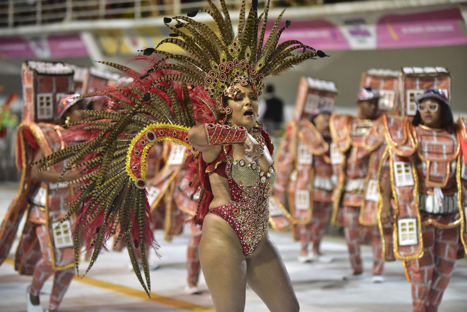 Unidos de Barreiros contagia Sambão do Povo com a magia do tempo