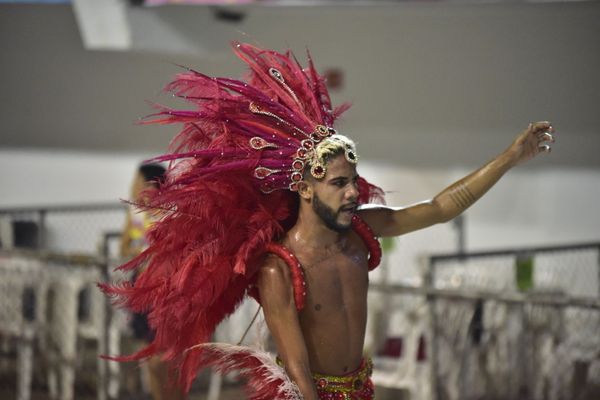 Unidos de Barreiros contagia Sambão do Povo com a magia do tempo por Rodrigo Gavini