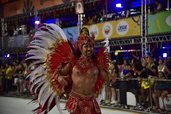 Unidos de Barreiros contagia Sambão do Povo com a magia do tempo por Rodrigo Gavini