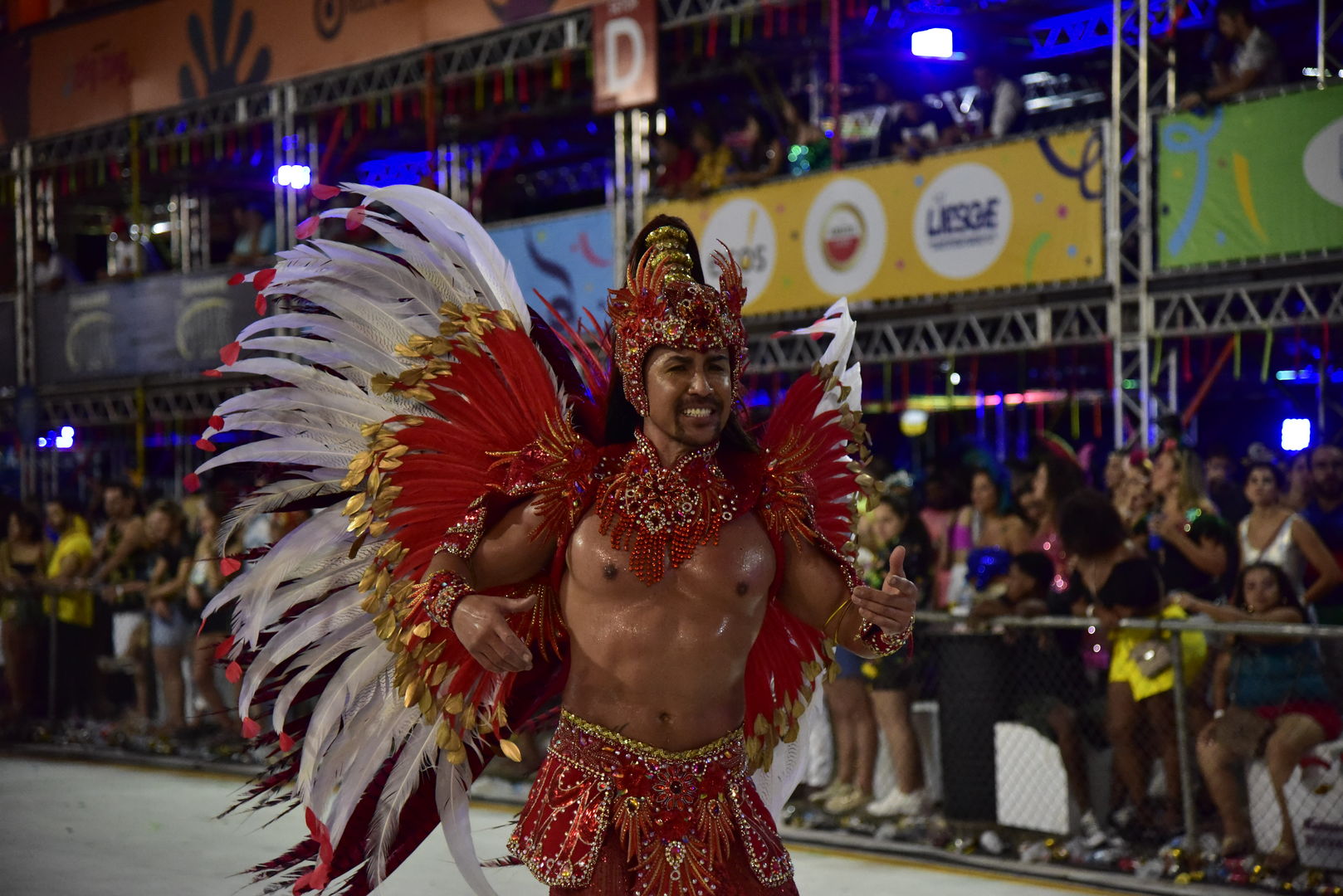 Unidos de Barreiros contagia Sambão do Povo com a magia do tempo
