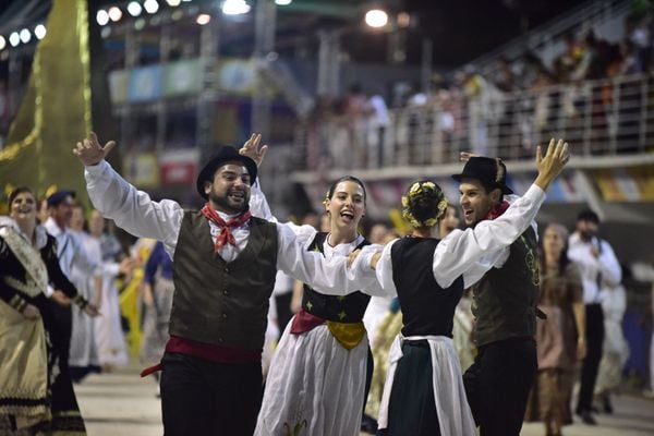 A Imperatriz do Forte foi a sexta escola a desfilar no Sambão do Povo por Rodrigo Gavini