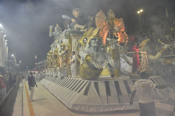 Bateria e samba da Boa Vista conquistaram arquibancadas e camarotes por Vitor Jubini