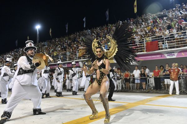 Bateria e samba da Boa Vista conquistaram arquibancadas e camarotes por Vitor Jubini