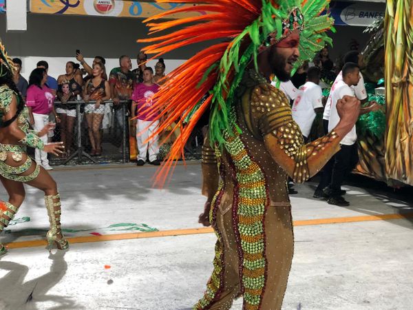 Carnaval de Vitória 2020: Fábio Alves, Mister Bumbum e muso da Porto da Pedra, no Carnaval do Rio de Janeiro, exibe bumbum de 116 centímetros como destaque de chão da MUG