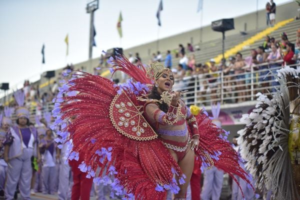 São Torquato encerra os desfiles no Sambão do Povo e arrasta foliões por Rodrigo Gavini