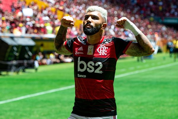 Gabigol marcou o segundo gol da vitória do Flamengo sobre o Athletico-PR e foi comemorar com a torcida. Crédito: Alexandre Vidal/Flamengo