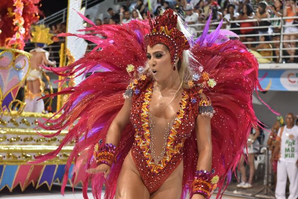 Jucutuquara teve problema com carro, mas ganhou apoio dos foliões por Fernando Madeira